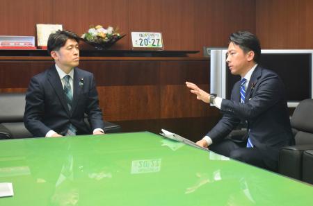 　中野国交相（左）と面会する小泉農相＝２８日午後、国交省