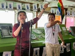 　民間船の船橋で開かれた公演で歌うインドネシアの歌手（左）＝２８日、フィリピンが実効支配するパグアサ島周辺（市民団体「ＡＴＩＮ　ＩＴＯ」提供、共同）