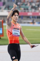 　男子１５００メートルで優勝し、喜ぶ飯沢千翔＝亀尾（共同）
