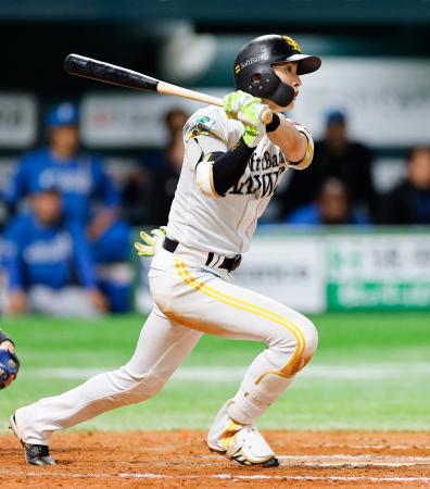 　９回ソフトバンク２死二塁、周東が右越えにサヨナラ二塁打を放つ＝みずほペイペイドーム