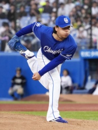 　ヤクルト戦に先発した中日・三浦＝神宮