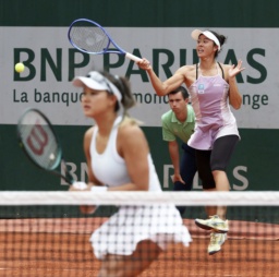 　女子ダブルス１回戦でプレーする柴原瑛菜（右）、郭ハンユ組＝パリ（共同）