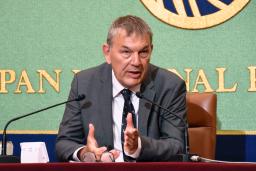 　記者会見するＵＮＲＷＡのラザリニ事務局長＝２８日午後、東京都千代田区の日本記者クラブ