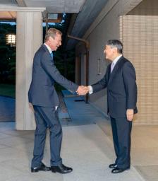 　ルクセンブルクのアンリ大公を握手で出迎えられる天皇陛下＝２８日午後、皇居・御所（宮内庁提供）