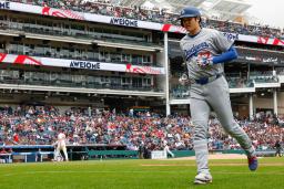 　ガーディアンズ戦の５回、左飛に倒れベンチに戻るドジャース・大谷＝クリーブランド（共同）