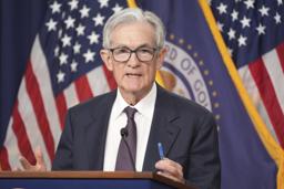 　記者会見するＦＲＢのパウエル議長＝７日、米ワシントン（ＡＰ＝共同）