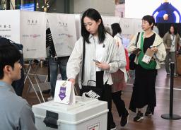 　２９日、韓国の仁川国際空港に設けられた投票所で期日前投票をする有権者（共同）