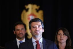 　報道陣の取材に応じるシェーガのベントゥーラ党首＝２０日、ポルトガル・リスボン（ロイター＝共同）