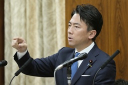 　参院農林水産委で答弁する小泉農相＝２９日午前
