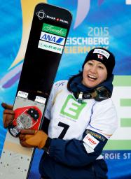 　スノーボードの世界選手権女子パラレル大回転で３位になり笑顔の竹内智香＝２０１５年１月、ラッハタール（ゲッティ＝共同）