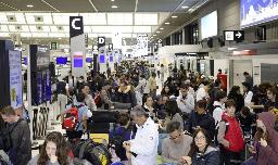 　混雑する成田空港の出発ロビー＝４月