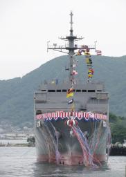 　進水した海上自衛隊の海洋観測艦「あかし」＝２９日午前、山口県下関市