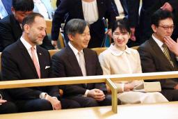 　ウィーン少年合唱団の公演会場に到着し、着席される天皇陛下と長女愛子さま＝２９日午後、東京都新宿区（代表撮影）
