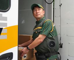 　扇風機付きベストを着用したヤマト運輸の運転手、切原孝一さん＝２９日午後、東京都中央区