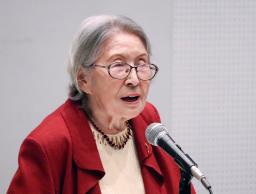 　集会で空襲当時の様子を語る芦沢康江さん＝２９日午後、横浜市