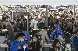 　大勢の来場者で混雑する大阪・関西万博の入場ゲート＝４月、大阪市此花区の夢洲