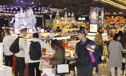 　にぎわう成田空港の免税店＝１月