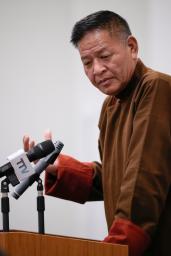 　日本チベット国会議員連盟の総会で講演するチベット亡命政府のペンパ・ツェリン首相＝２９日午後、東京都内