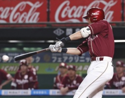 　６回楽天１死二、三塁、村林が左翼線に勝ち越しの２点二塁打を放つ＝ベルーナドーム