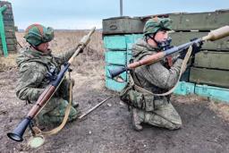 　ロシア人教官から銃器の訓練を受ける北朝鮮兵ら＝４月２８日（タス＝共同）