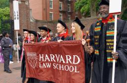 　２９日、米ボストン郊外のハーバード大で、卒業式の会場に向かう法科大学院の卒業生ら（共同）