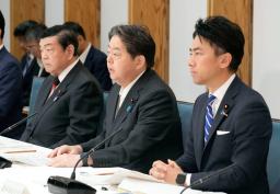 　農林水産物・食品の輸出拡大に向けた閣僚会議で、発言する林官房長官（中央）。右は小泉農相＝３０日午前、首相官邸