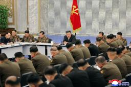 　北朝鮮の朝鮮労働党中央軍事委員会拡大会議に臨む金正恩党総書記（奥中央）＝２８日、平壌（朝鮮中央通信＝共同）