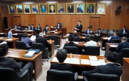 　選択的夫婦別姓制度の導入に向けた民法改正案が審議入りした衆院法務委＝３０日午前