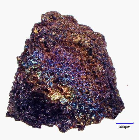 　表面に虹色が見られる火山岩「スコリア」（産業技術総合研究所提供）