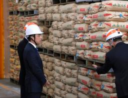 　神奈川県内にある政府備蓄米倉庫を視察する小泉農相（左）＝３０日午後