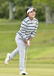 　第２日、１８番でショットの行方を見る青木瀬令奈。通算８アンダーで首位＝グランディ鳴門ＧＣ