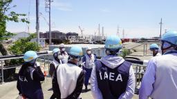 　処理水移送配管を視察するＩＡＥＡの調査団＝２８日、東京電力福島第１原発構内（東電提供）