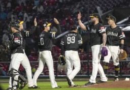 　楽天に勝利しタッチを交わすソフトバンクナイン＝楽天モバイルパーク