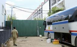 　日本人の詐欺拠点が入っていたとされる敷地の入り口＝２９日、カンボジア・ポイペト（共同）