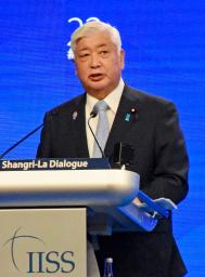 　シンガポールで開かれたアジア安全保障会議で講演する中谷防衛相＝３１日（共同）