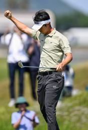 　第３日、１６番でバーディーパットを決めガッツポーズする阿久津未来也。通算１２アンダーで首位＝ＪＦＥ瀬戸内海ＧＣ