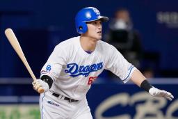 　８回中日２死一、二塁、代打板山が右翼線に決勝の２点三塁打を放つ＝バンテリンドーム
