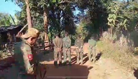 　ミャンマー北東部シャン州シサン近郊で１月、捕虜４人に銃を向ける兵士。右肩に国軍歩兵部隊の肩章が見える（ミントゥン氏提供・共同）