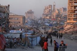 　３０日、パレスチナ自治区ガザの通りを歩く人々（ゲッティ＝共同）