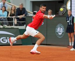 　男子シングルス３回戦でプレーするノバク・ジョコビッチ＝パリ（共同）