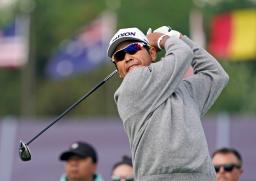 　第３ラウンド、１番でティーショットを放つ松山英樹＝ミュアフィールドビレッジＧＣ（共同）