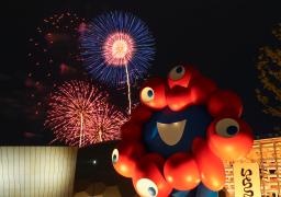 　大阪・関西万博の会場で打ち上げられた花火＝３１日夜、大阪市此花区の夢洲（９秒露光）