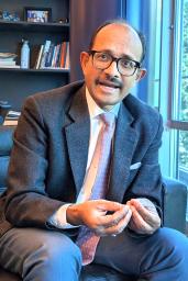 　インタビューに応じる国連防災機関（ＵＮＤＲＲ）のキショール国連事務総長特別代表（防災担当）＝スイス・ジュネーブ（共同）