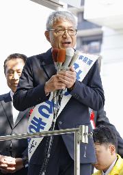　和歌山県知事選で支持を訴える宮崎泉氏＝１５日、和歌山市