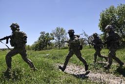 　５月、ウクライナ南部ザポリージャの軍事訓練場で演習する兵士たち（ウクライナ軍提供・ＡＰ＝共同）