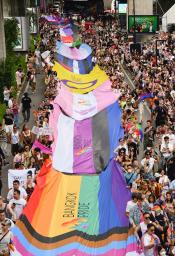 　巨大な虹色の旗を掲げバンコク中心部を練り歩く「プライドパレード」＝１日（共同）