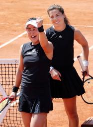 　女子ダブルス３回戦に勝利し喜ぶ穂積絵莉（手前）、ウリケ・アイケリ組＝パリ（共同）