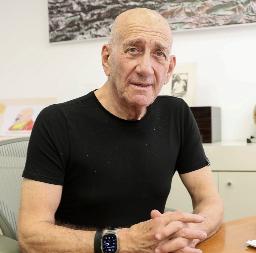 　昨年４月、イスラエル中部テルアビブで、共同通信の単独会見に応じるオルメルト元首相