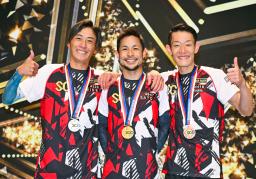 　第５２回ボートレースオールスターで優勝した佐藤隆太郎。左は２着の峰竜太、右は３着の茅原悠紀＝ボートレースまるがめ