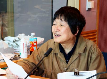 　ラジオ番組でパーソナリティーを務めるつボイノリオさん＝５月、名古屋市